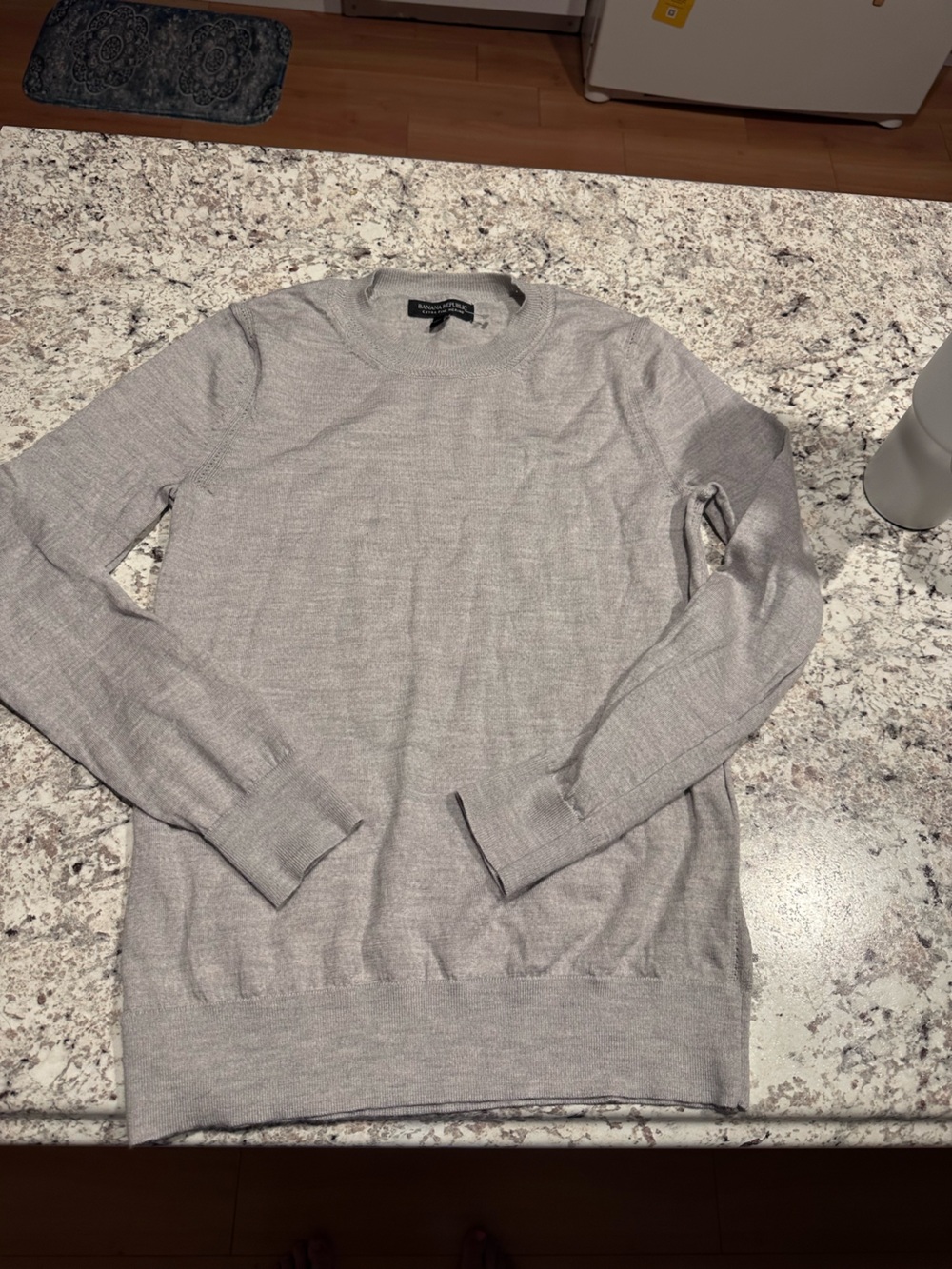 Banana Republic EUC Extra Fine Merino Wool
gray sweater Size Medium